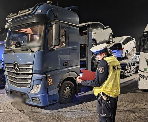 Kierowca ciężarówki nie zatrzymał się po kolizji na A2 w regionie. Wiadomo, co było powodem