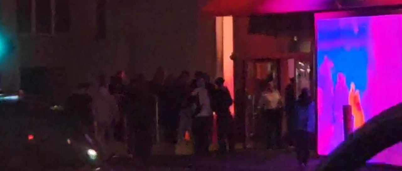 Stoją w kolejce przed poznańską restauracją