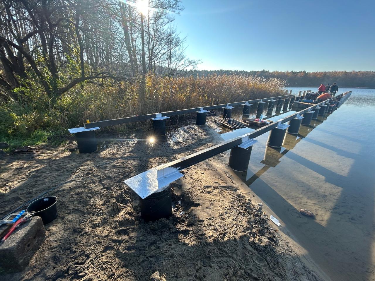Trwa odbudowa spalonego pomostu nad poznańskim jeziorem. Widać już konstrukcję