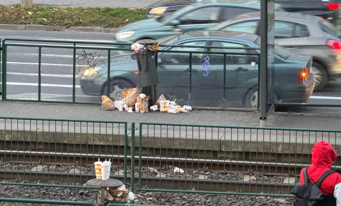 Niezwykły McDonald's już działa. W okolicy mnóstwo śmieci po kanapkach