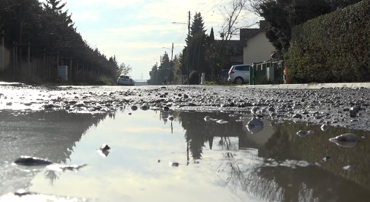 Dziurawa ulica pod Poznaniem, mieszkańcy mają dość