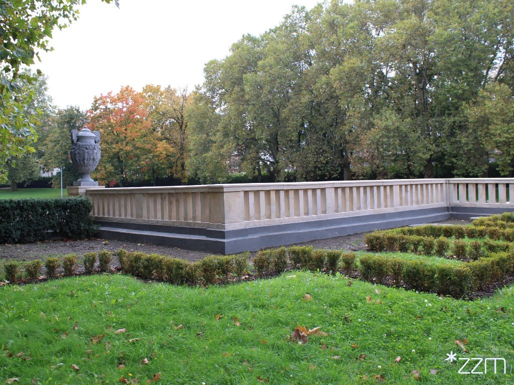 Tak teraz wyglądają tralki i wazy przy wejściu do jednego z najważniejszych parków w centrum Poznania