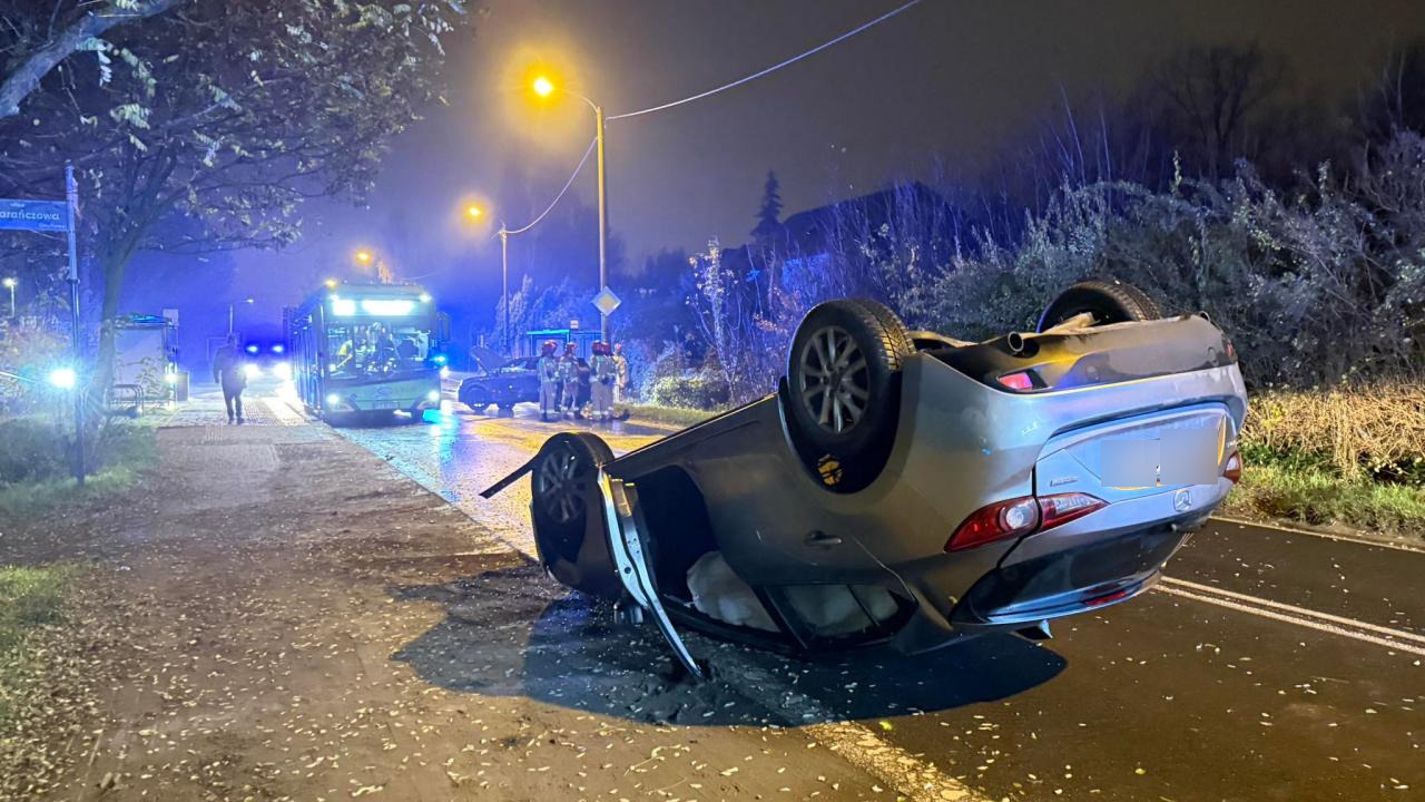 Nocna akcja na Naramowickiej. Zderzyły się dwa samochody i autobus