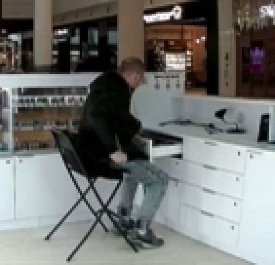 Policjanci szukają tego mężczyzny. Rozpoznajesz?