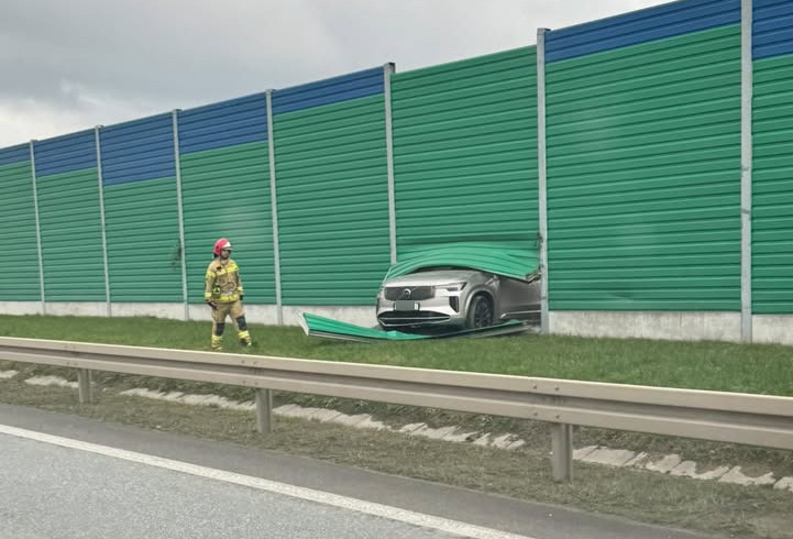 Nietypowa sytuacja pod Poznaniem. Samochód wbił się w ekran akustyczny