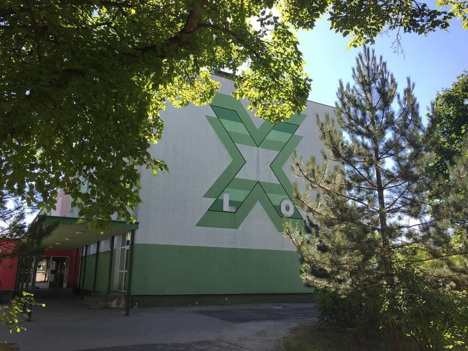 Poznańskie liceum doczeka się remontu hali sportowej. Uczniowie muszą się mierzyć z dokuczliwym zapachem