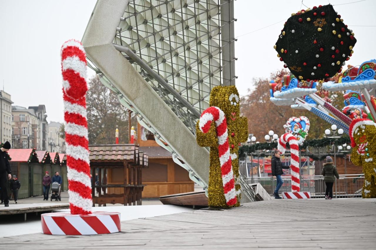 Praca wre! W kolejnych miejscach w Poznaniu budują świąteczny klimat (zdjęcia)