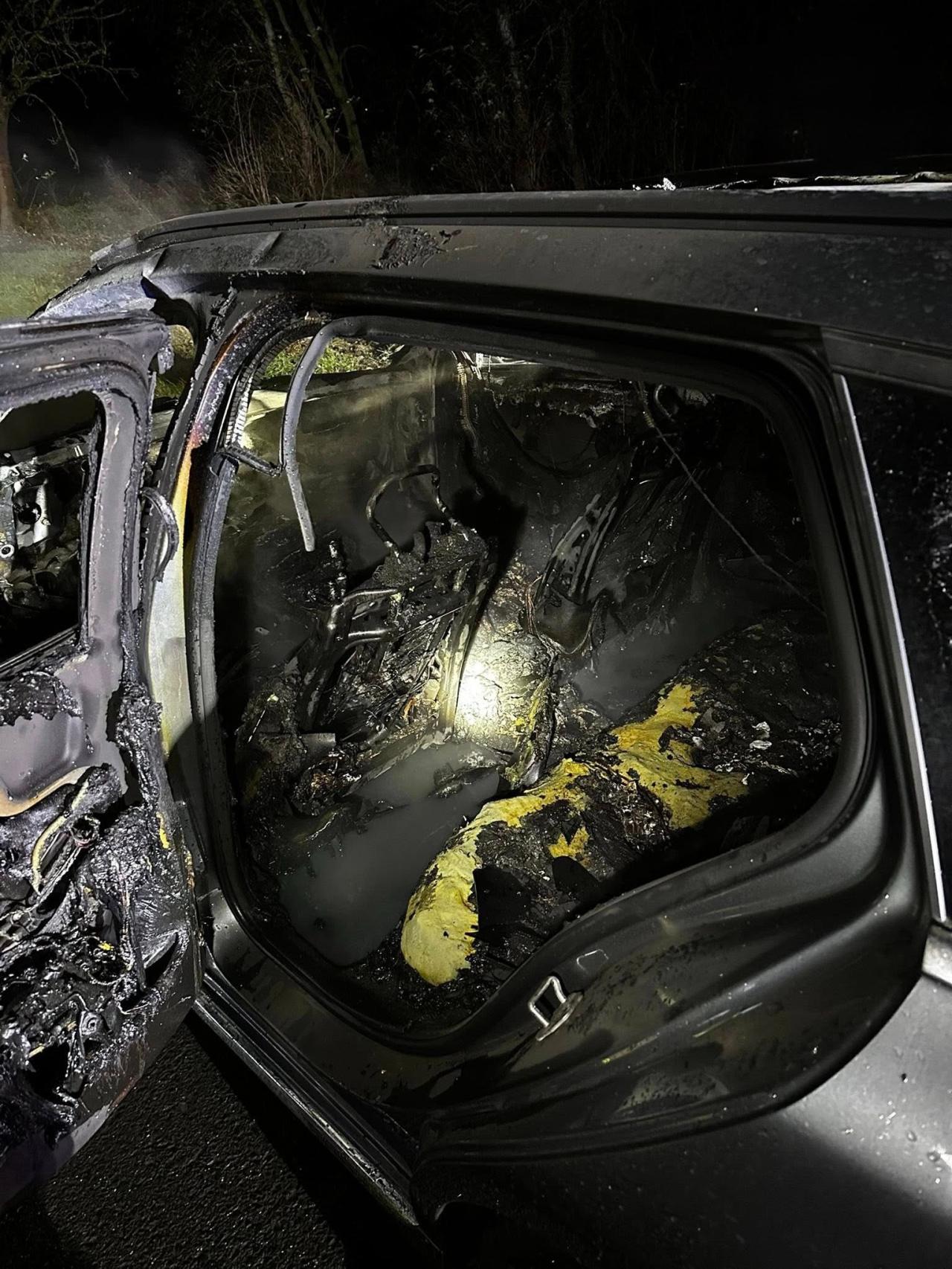 Nocny pożar auta pod Poznaniem. Spłonęło doszczętnie