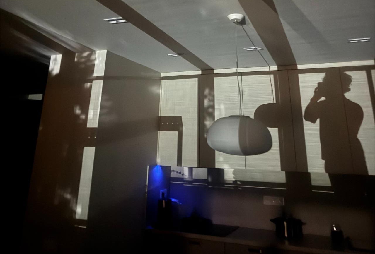 Światła z budowy nie dają im normalnie funkcjonować. Nie pomagają choćby grube zasłony