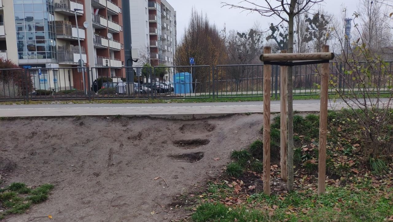 W ramach przebudowy podnieśli trasę tramwajową, mieszkańcy walczą o wybudowanie dojścia na przystanek