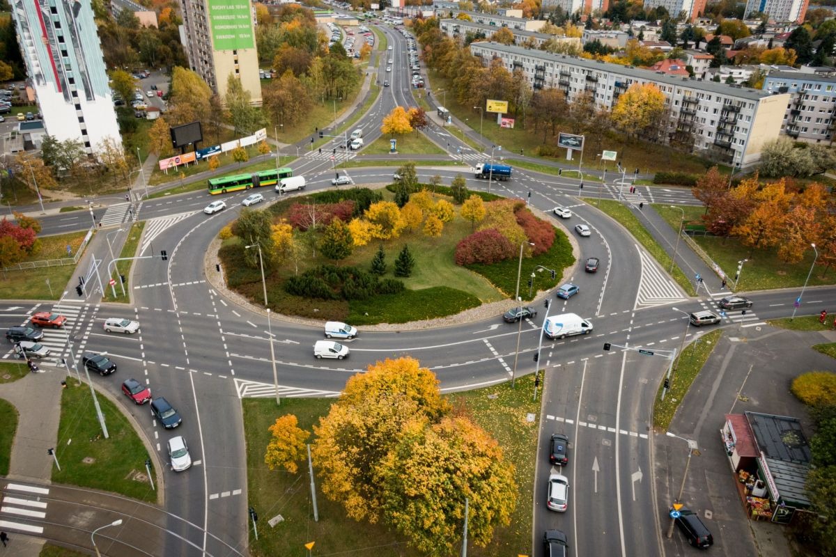 Auto uszkodziło sterownik sygnalizacji na dużym poznańskim rondzie, kierowca uciekł. Poważne utrudnienia przez tydzień!
