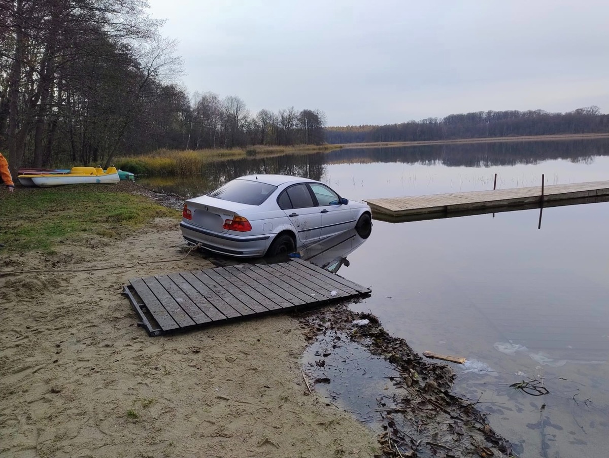 19-latek driftował swoim BMW po plaży pod Wągrowcem. Skończył w jeziorze i z mandatem na 10 tysięcy złotych