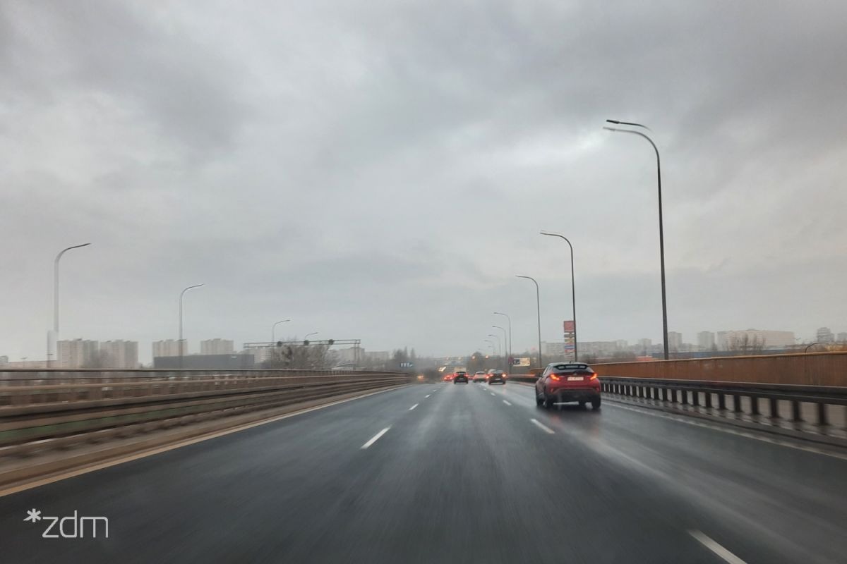 ZDM podsumowuje pierwsze działania w zimowych warunkach i przypomina: "działania służb jedynie łagodzą skutki niekorzystnej aury"