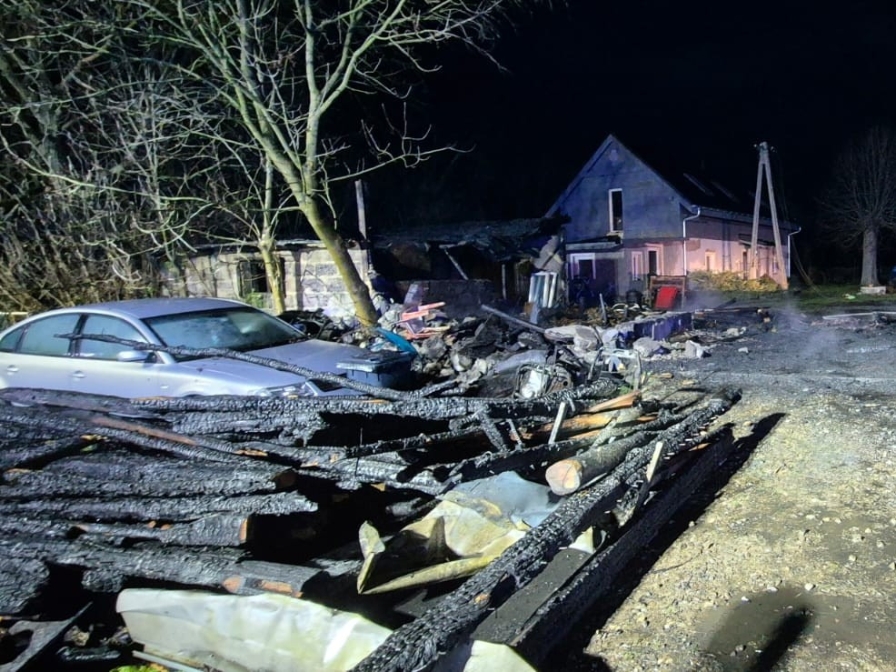 Policjanci wyprowadzili z zadymionego domu 5-osobową rodzinę. "Temperatura wokół budynku była tak wysoka, iż w oknach zaczęły pękać szyby"