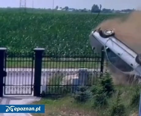 Jest niższy wyrok dla mężczyzny, który doprowadził do dachowania auta wcześniej odpinając pasy pasażerce