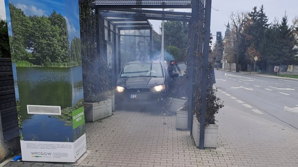 Krok od tragedii pod Poznaniem. Kierowca wjechał w przystanek autobusowy
