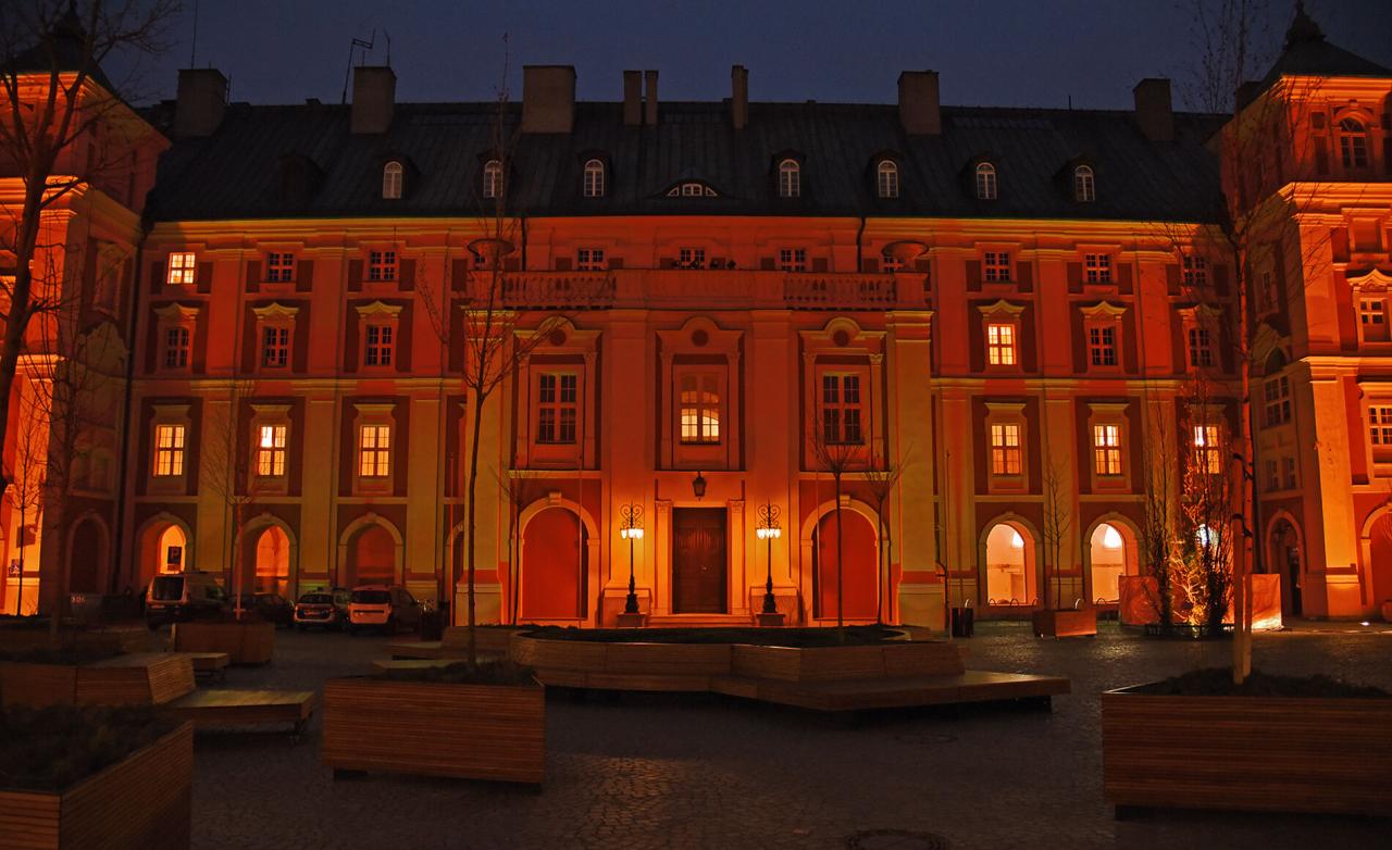 Fasada budynku urzędu na placu Kolegiackim stanie się czerwona. "To wyraźny sygnał"