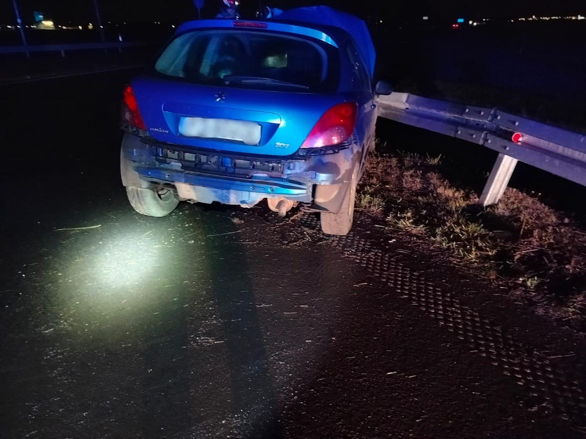 Region. Kierowca Peugeota przejechał przez środek ronda. Grozi mu więzienie