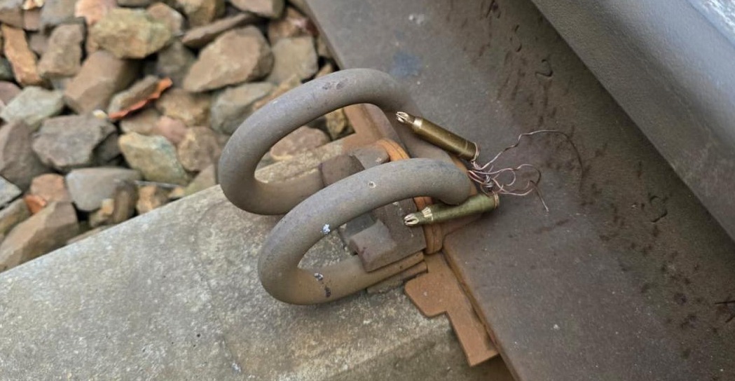 Naboje na torach kolejowych pod Ostrowem Wielkopolskim. Na miejscu działają służby