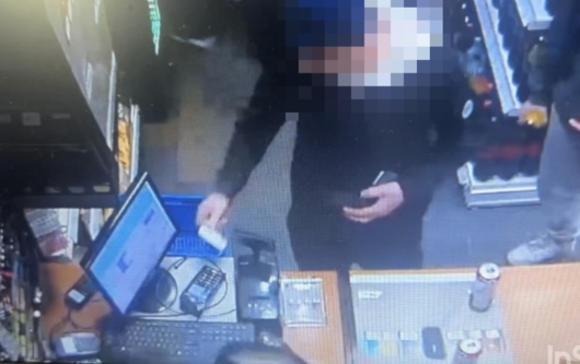 Region Portfel z dokumentami i kartą bankomatową w otwartym samochodzie. Wystarczyła chwila