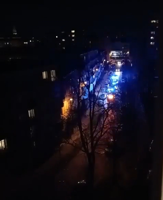 Kilka strażackich zastępów na ulicy Dmowskiego