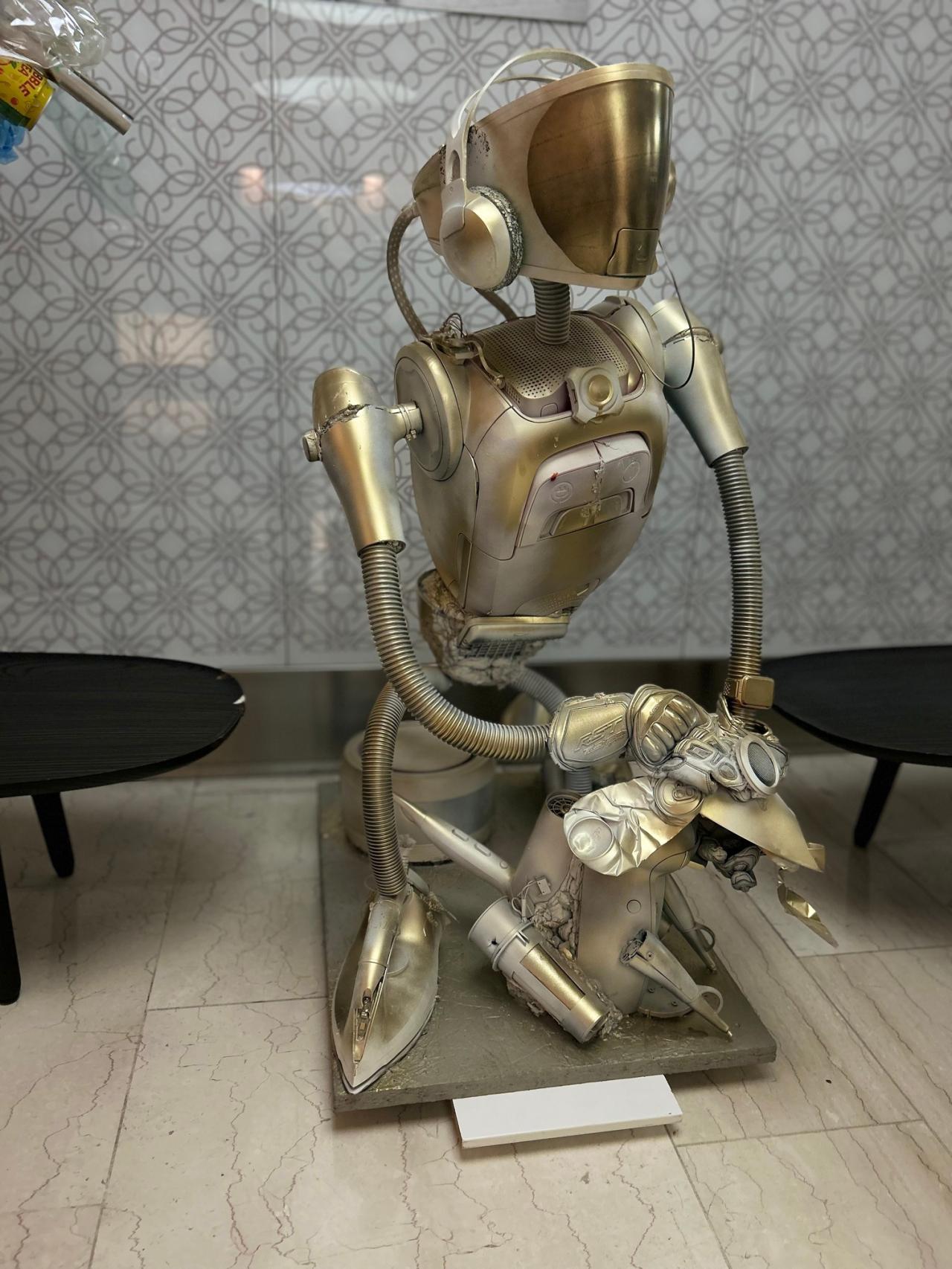 Nietypowe rzeźby stanęły w poznańskiej galerii