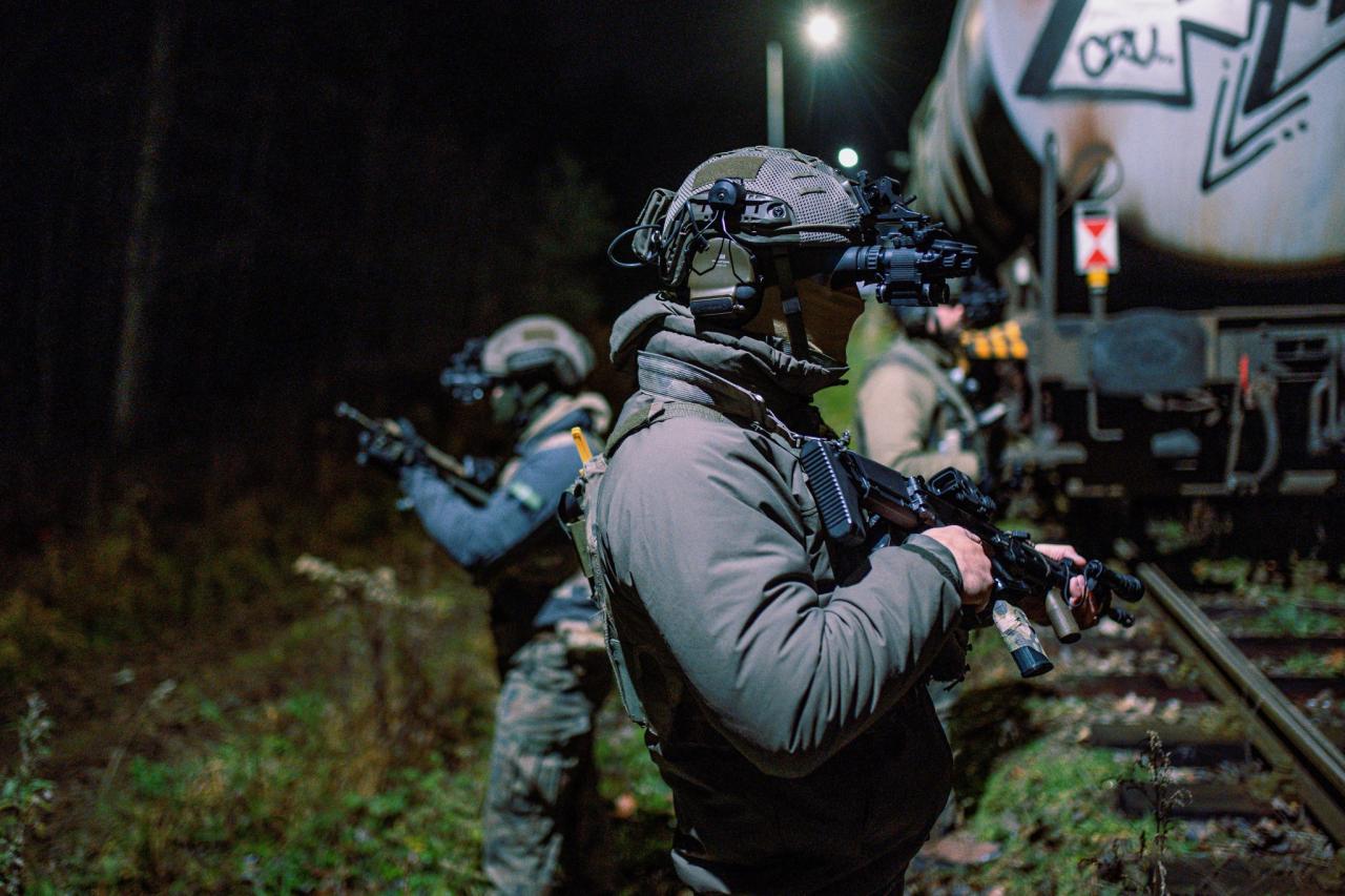 Radiowóz pod mostem na trasie kolejowej pod Poznaniem, na dworcu wojsko z długą bronią. "Ciekawa sprawa."