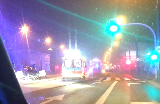 Głogowska: samochód wjechał w słup. Jedna osoba została przetransportowana do szpitala