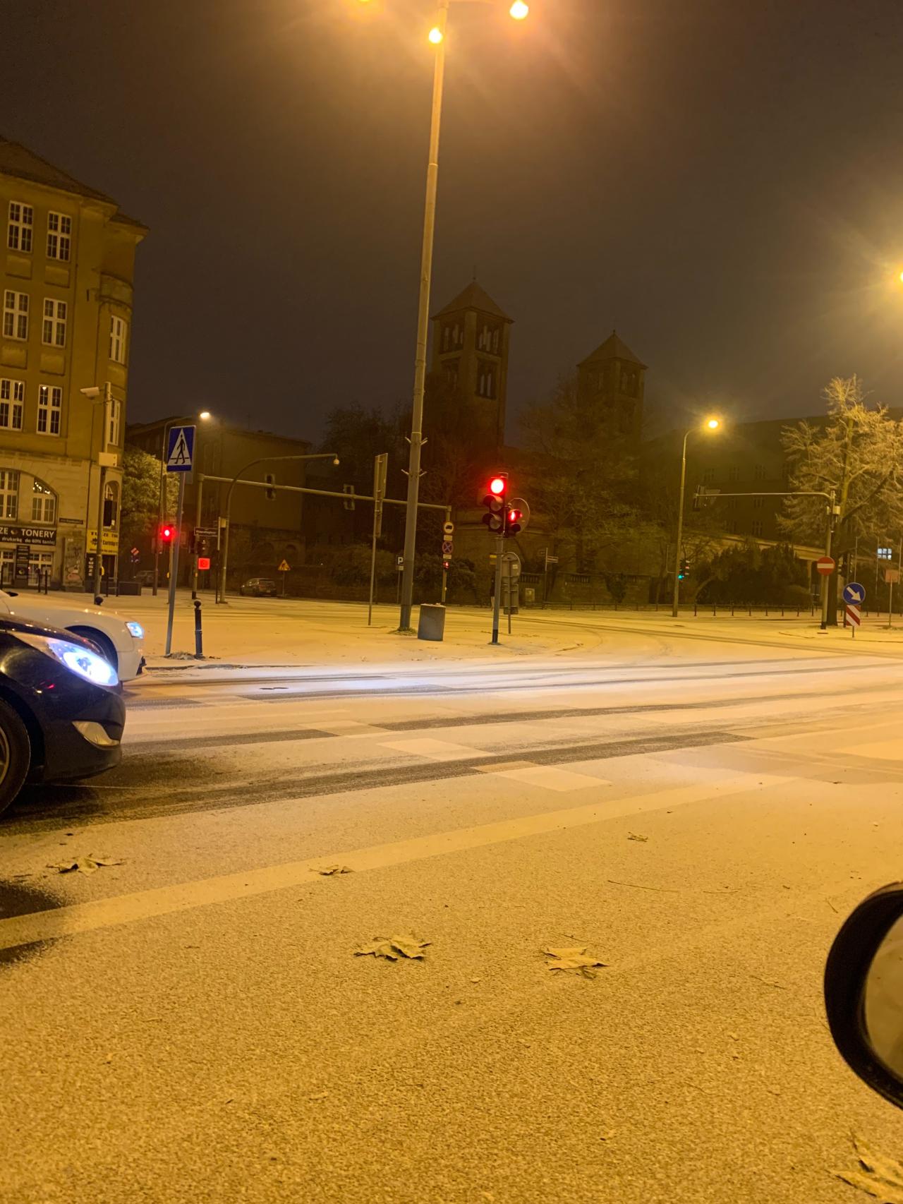 Cały Poznań biały. "Wszędzie ślisko i niebezpiecznie"