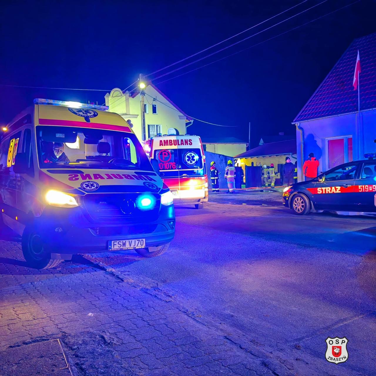 Groźny pożar w regionie. Trzy osoby poszkodowane. Mężczyzna bez funkcji życiowych został ewakuowany z budynku