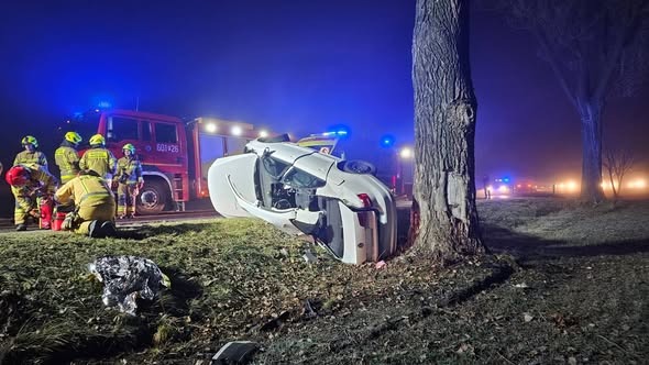 Groźny wypadek w regionie. Samochód wpadł z jezdni. Kierowca nie był w stanie opuścić pojazdu