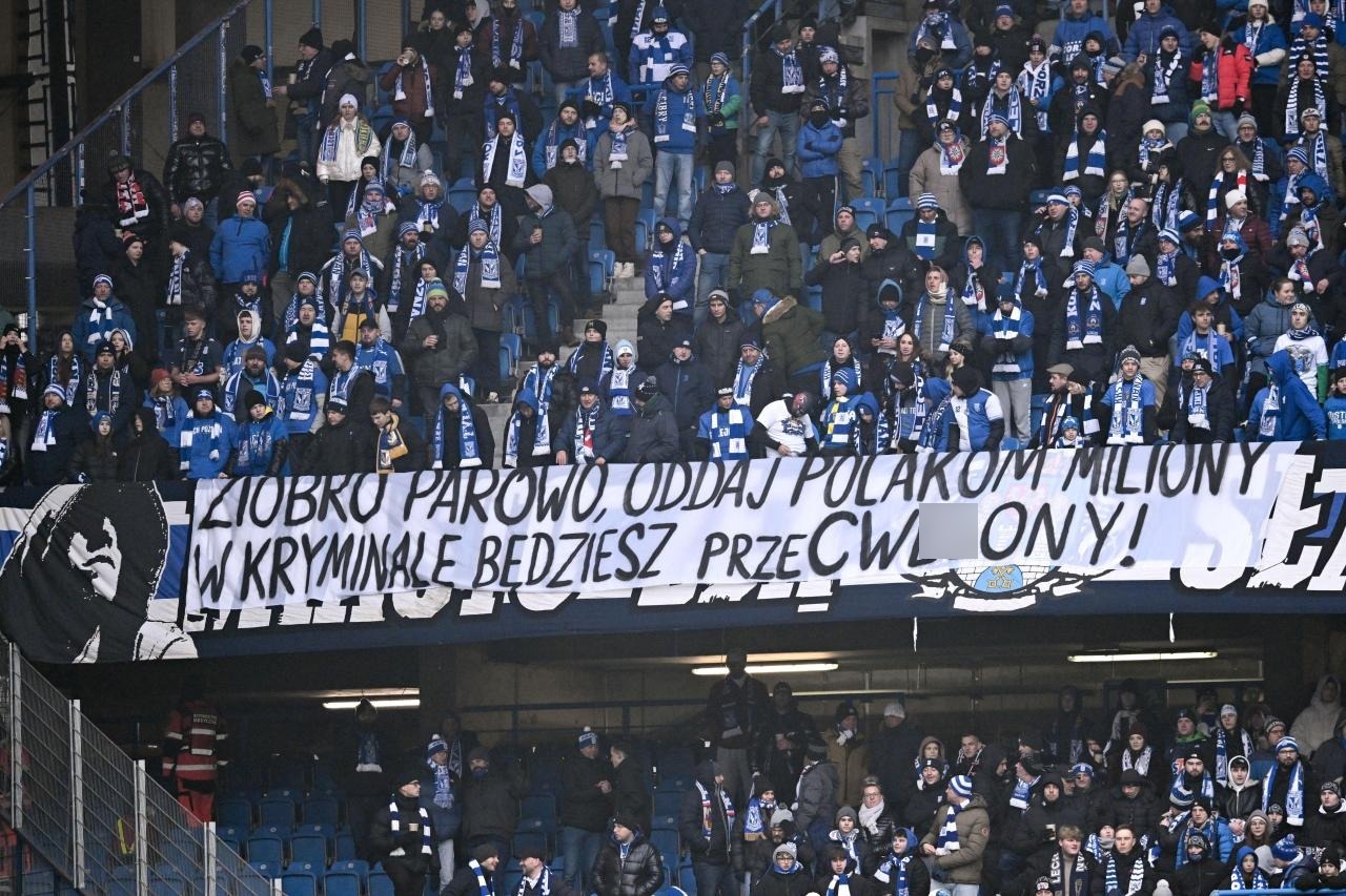 Wulgarny transparent wymierzony w Zbigniewa Ziobrę na Enea Stadionie