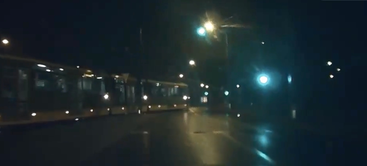 Tramwaj nauki jazdy wjeżdża przed auta mające "zielone". Co na to MPK?