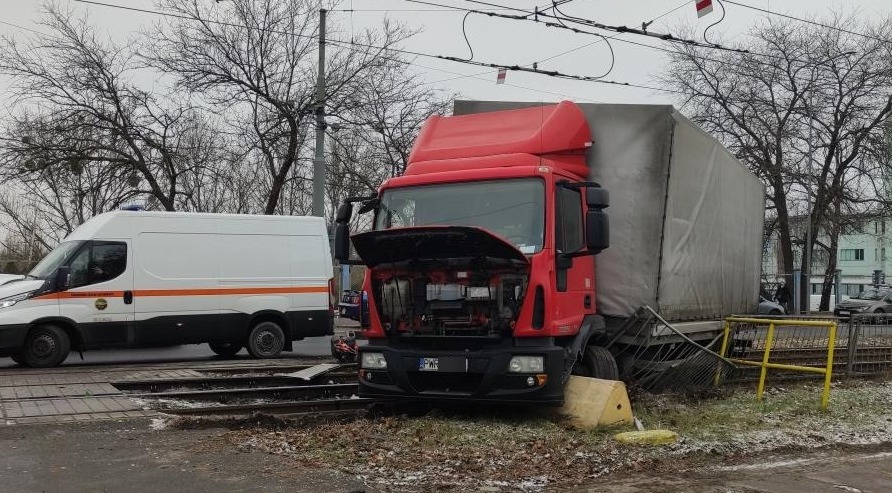 Zderzenie ciężarówki i tramwaju na Starołęckiej. Duże utrudnienia!