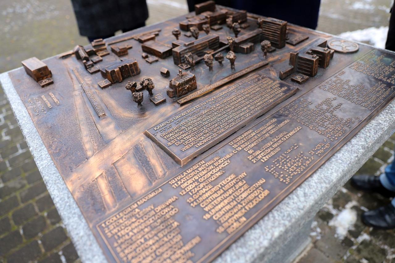 Poznańska uczelnia ma swoją dotykową makietę z brązu
