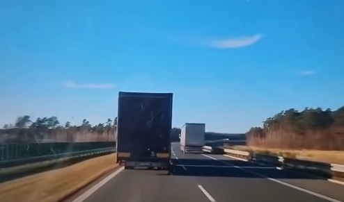 Policjanci z nieoznakowanego radiowozu wlepili mandaty kierowcom ciężarówek, którzy wyprzedzali na "ekspresówce" i blokowali przejazd