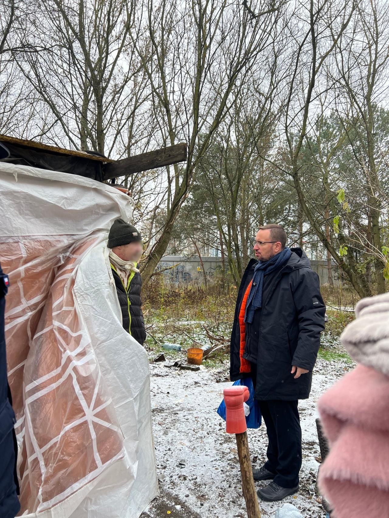 Przedstawiciele Caritas Poznań jeździli razem ze służbami do miejsc, gdzie koczują bezdomni i proponowali im pomoc