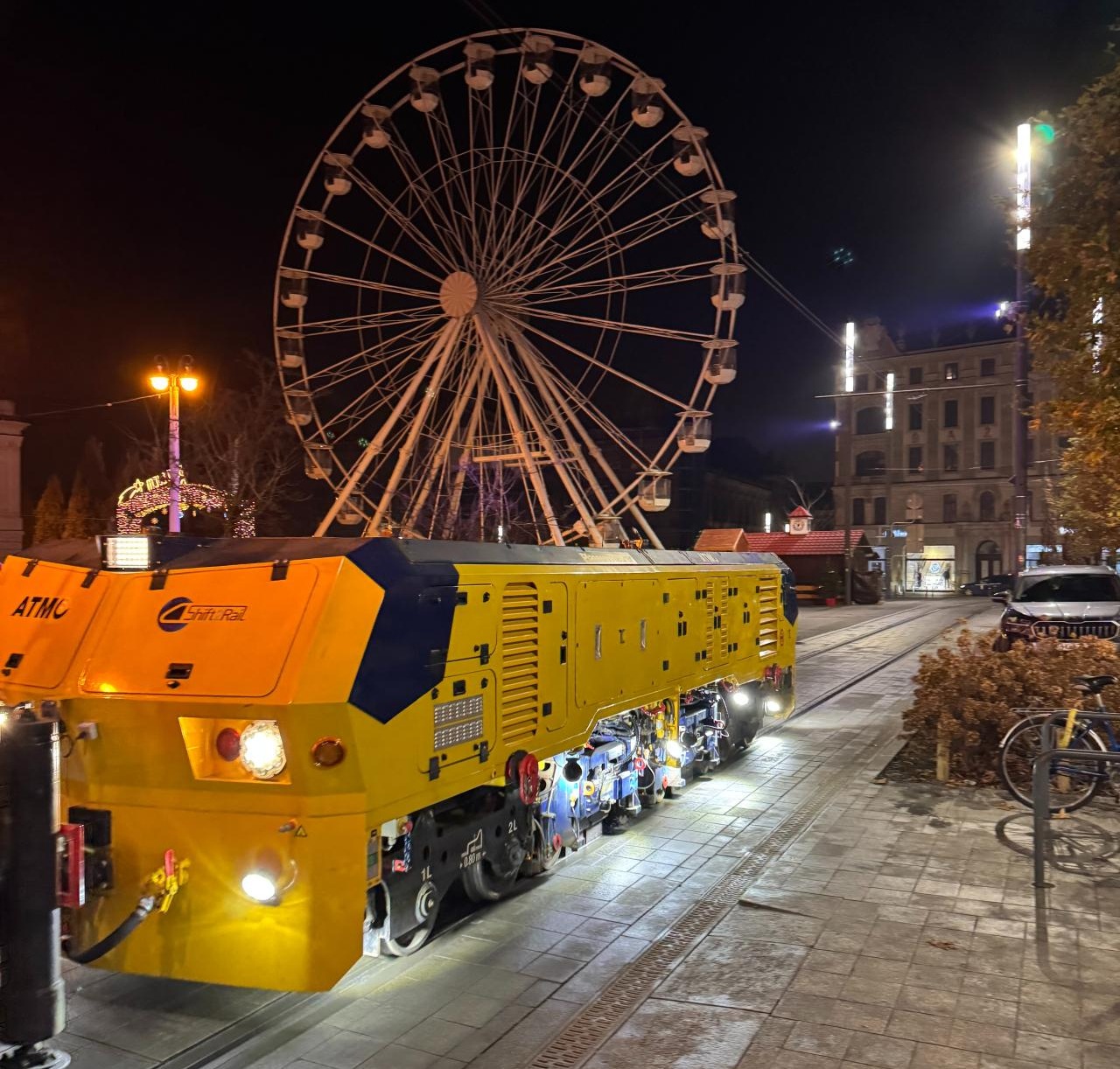 Nietypowy widok nocą na torach w centrum Poznania. Pierwsze wykorzystanie tej maszyny w Polsce!