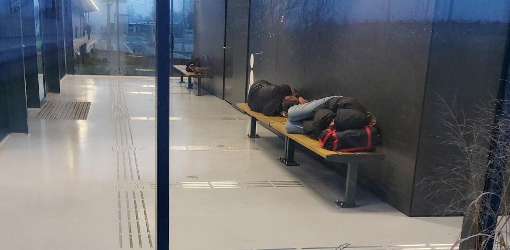 Poczekalnia na poznańskim dworcu zajęta przez "bezdomnych". "Pasażerowie w kryzysie braku poczekalni"