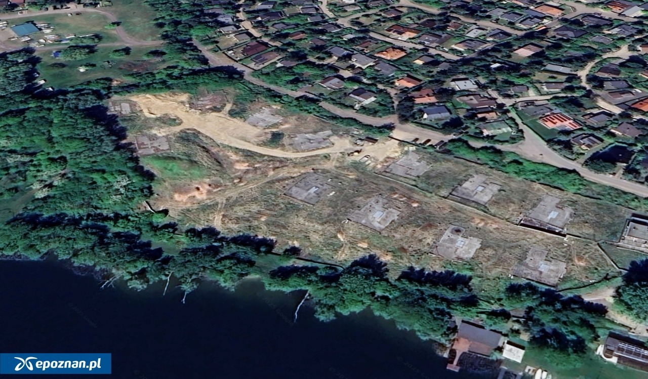 Apartamenty powstają przy brzegu poznańskiego jeziora, mieszkańcy protestują. Inwestor: "zabudowa będzie miała kameralny charakter"