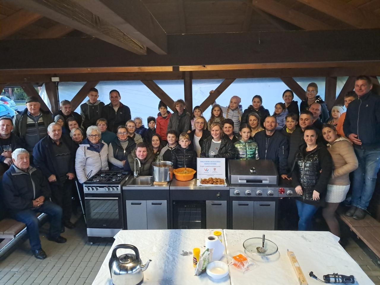 Stowarzyszenie Odnowa i Rozwój Izabelina (gm. Brudzew) warsztaty z niemarnowania żywności z życiem małej mobilnej kuchni warszatowej przeprowadziło w plenerze. Kuchnia została zakupiona z dofinansowania Samorządu Województwa Wielkopolskiego.