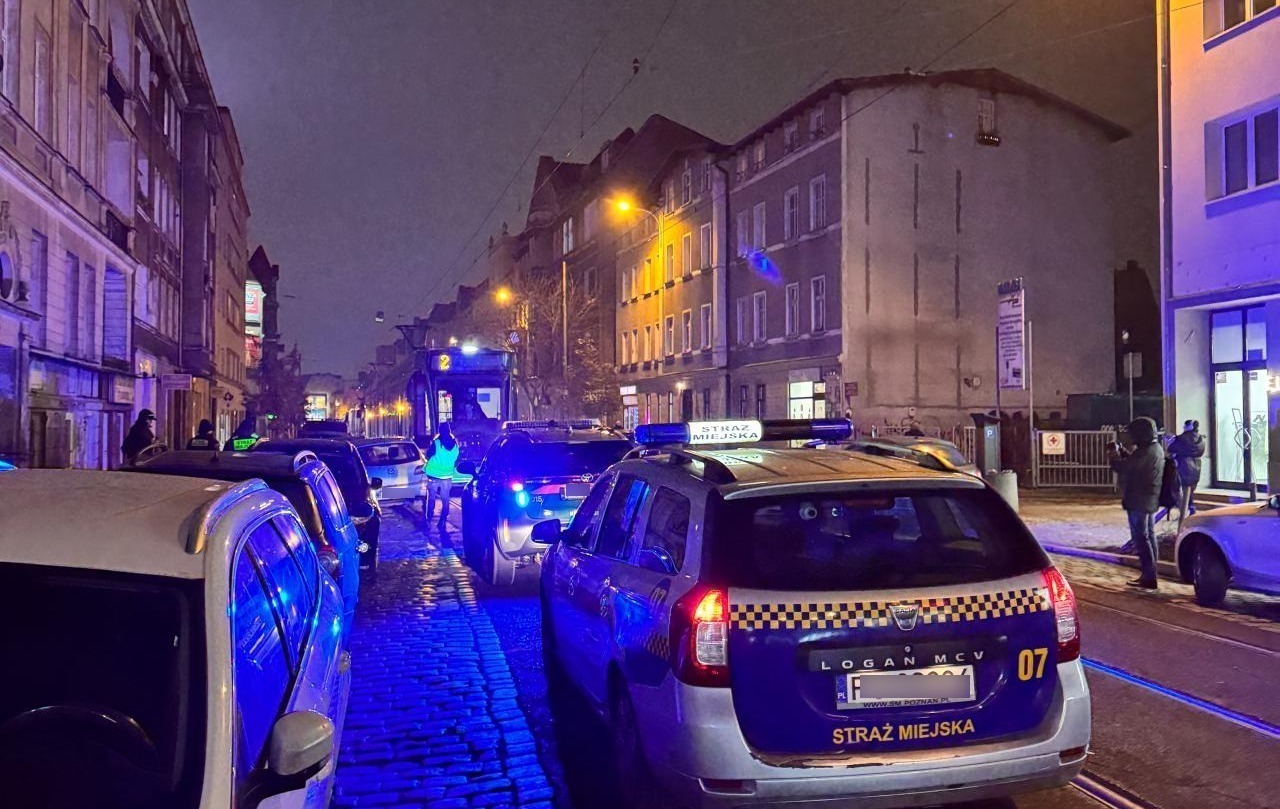 Wilda: wstrzymany ruch tramwajowy. "Przez nieodpowiedzialnego kierowcę"?