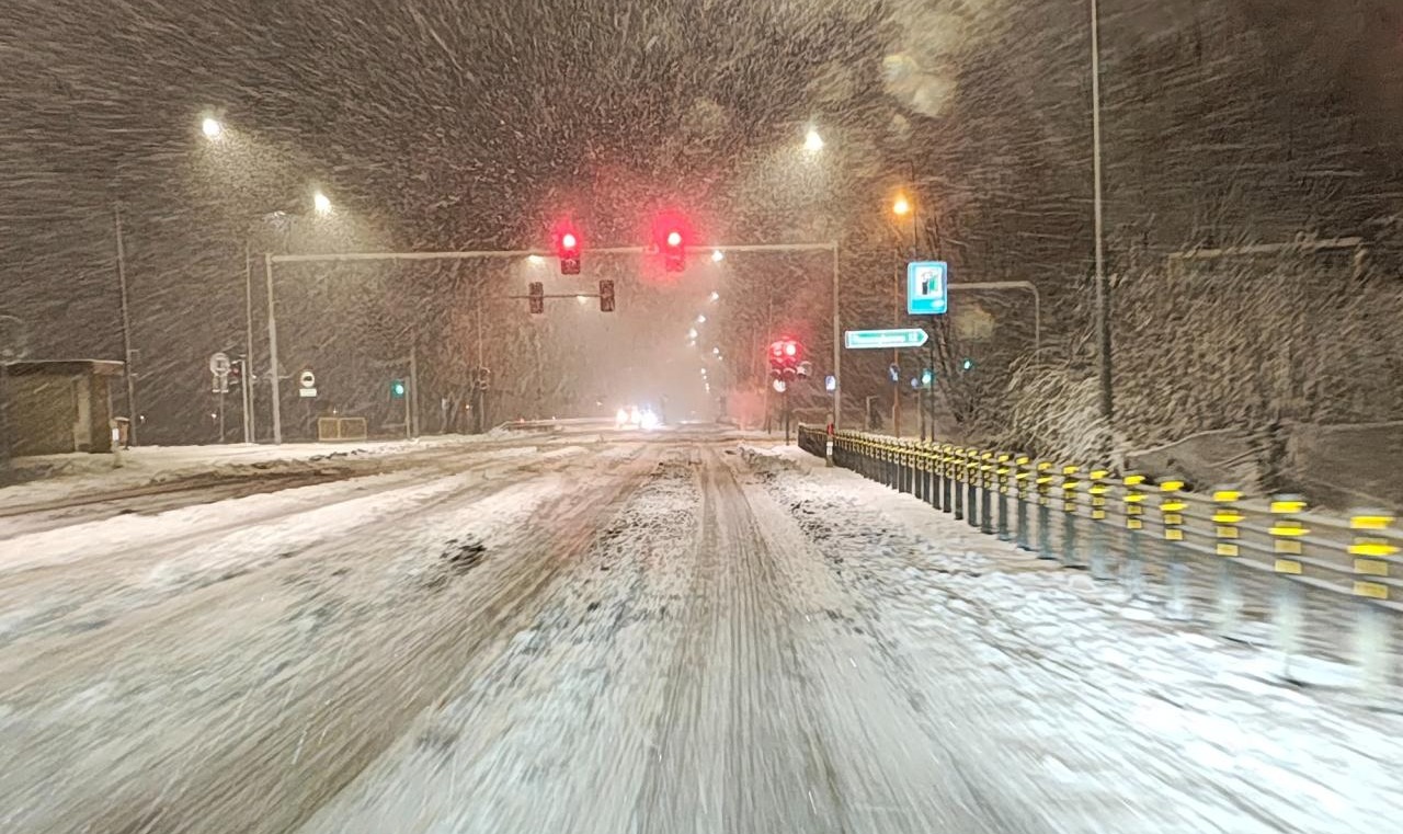 Prognozy nie kłamały. Poznań i okolice pod śniegiem! Duże korki na trasach