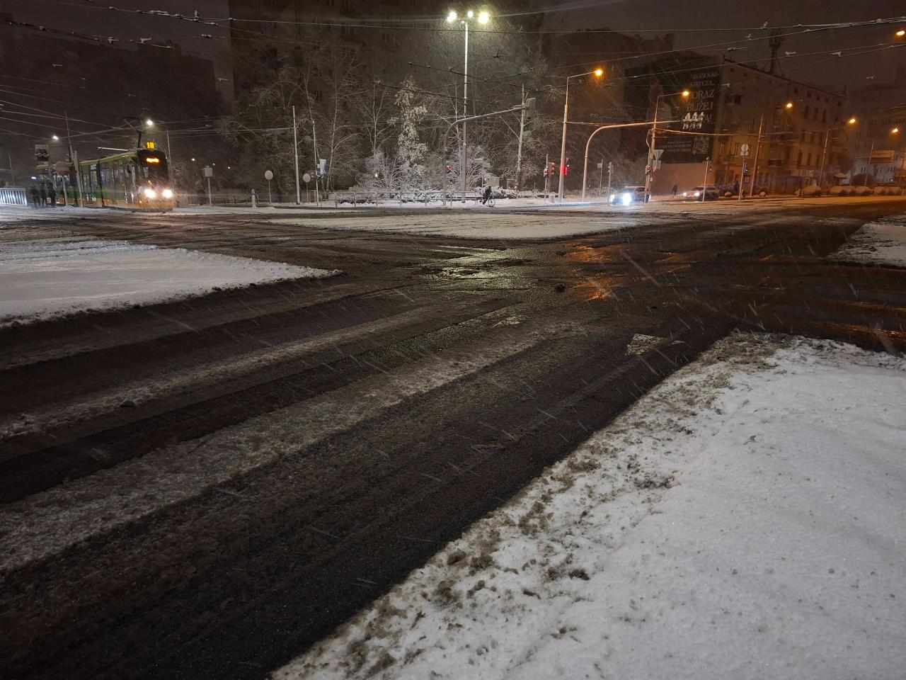 Atak zimy w Poznaniu: co z komunikacją miejską? Autobus skrócił trasę przez zbyt śliską jezdnię, zasypało też zwrotnicę