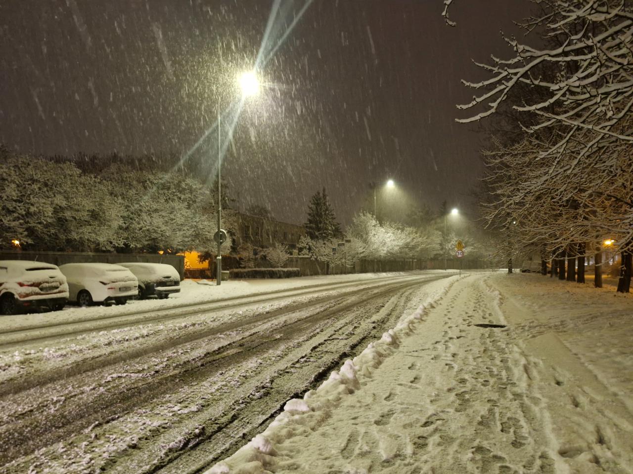 18 zdarzeń drogowych na poznańskich ulicach. Policja: "kierowcy, którzy mieli kolizję, będą musieli czekać na przyjazd patroli"