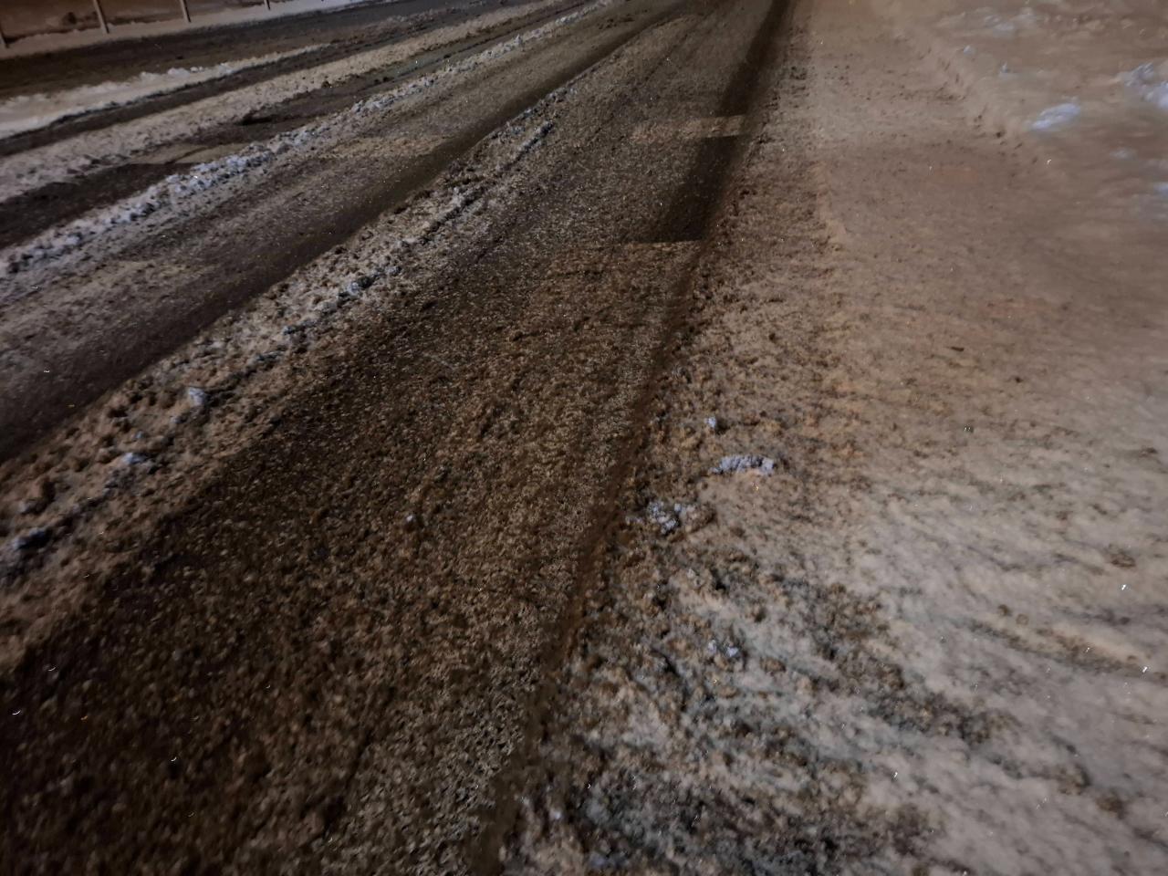 Korek gigant na trasie Biedrusko - Poznań. Autobus zablokował przejazd, radzimy omijać tę okolicę!