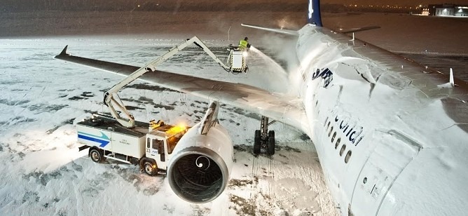 Atak zimy: problemy także na Ławicy, opóźnienia i odwołane loty