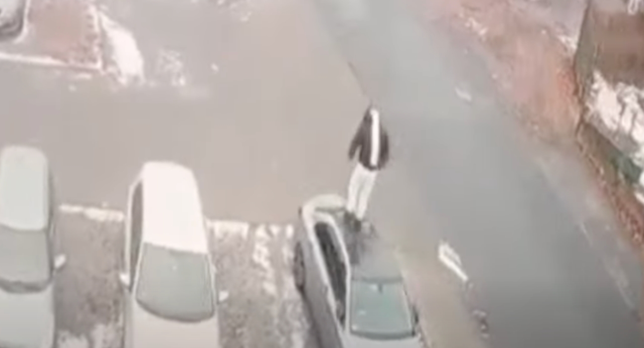 Region. Przebiegł po Mercedesie zaparkowanym przy jednej z ulic. Wpadł tego samego dnia