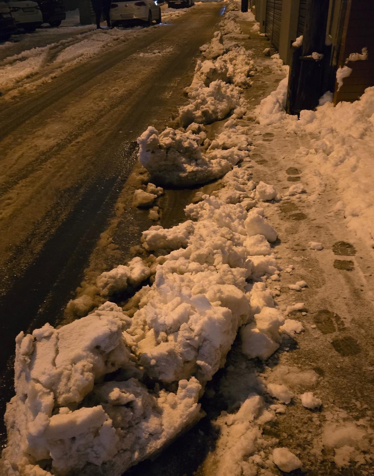 Grunwald: efekt odśnieżania jezdni. "Piesi z chodnika na ulicę"