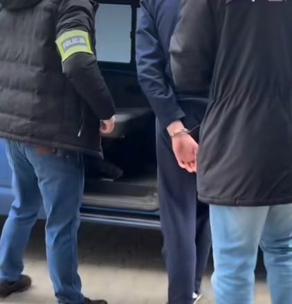 Pijany mężczyzna groził bratu nożem. 22-latek pokłócił się z rodziną i był agresywny. Został odizolowany do czasu przyjazdu policji